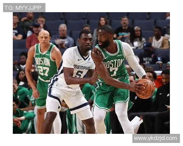 运动战惊喜！替补锋线球员爱德华兹攻防两端表现抢眼，助76人对阵凯尔特人取胜